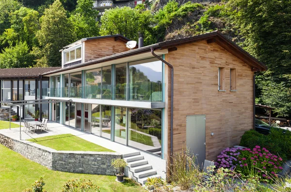 Modernt hus och vacker utsikt över trädgården — Stockfoto