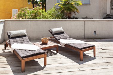 İki şezlong açık havada