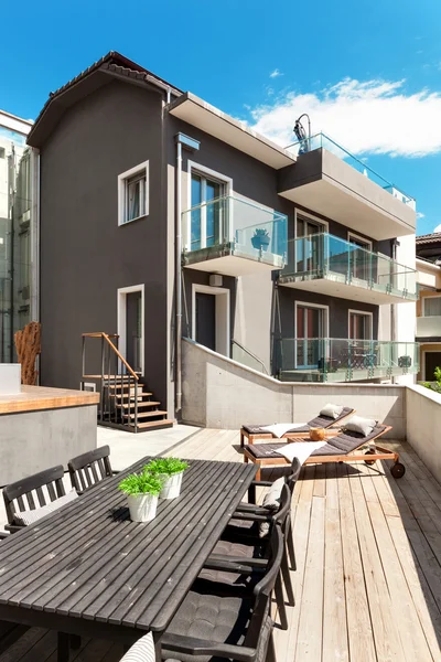 Trevlig terrass av modernt hus — Stockfoto
