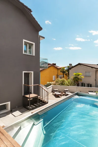 House, swimming pool view — Stock Photo, Image