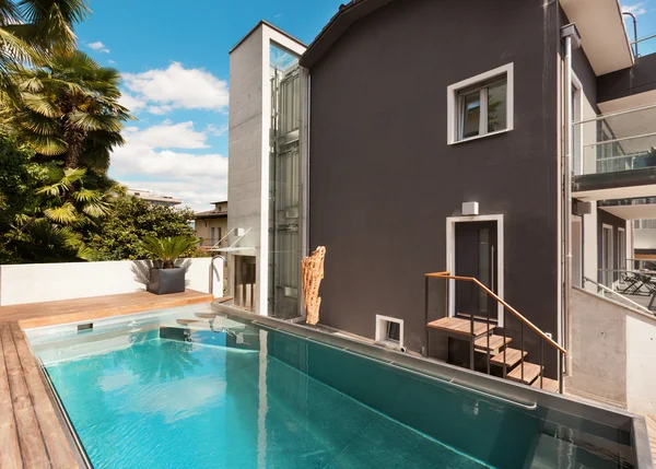 Huis, zwembadzicht — Stockfoto