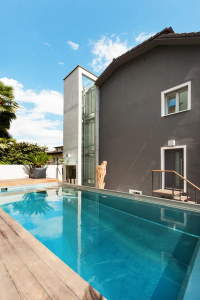 Maison, vue sur la piscine — Photo