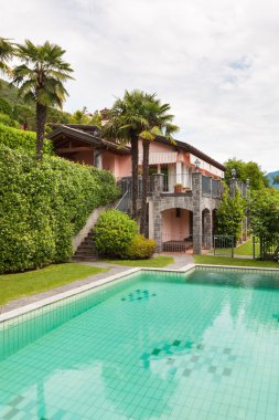 Yüzme havuzlu ev