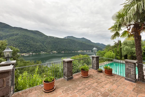 Casa con piscina, balcón — Foto de Stock