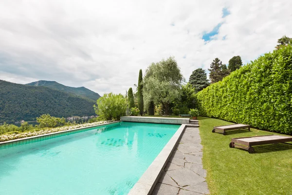 Casa com piscina — Fotografia de Stock