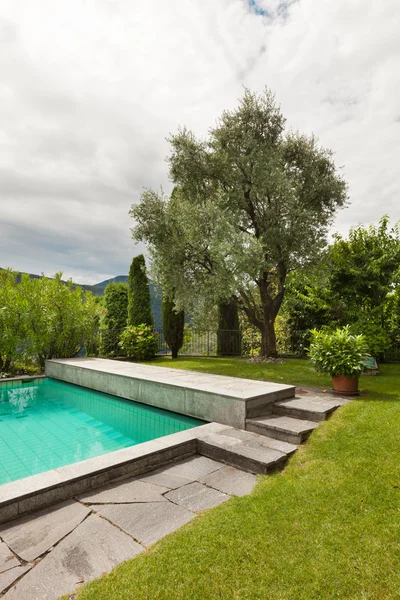 Casa com piscina — Fotografia de Stock