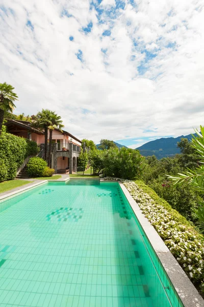 Casa con piscina — Foto de Stock