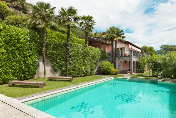 Casa com piscina — Fotografia de Stock