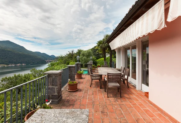 Schönes Haus, Balkon — Stockfoto