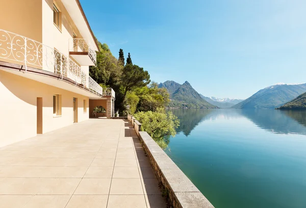 Vista del lago desde el balcón —  Fotos de Stock