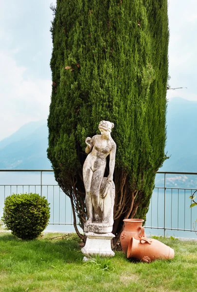 Garten mit Statue — Stockfoto