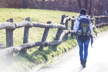 Genç kadın bir ülke yolda yürürken