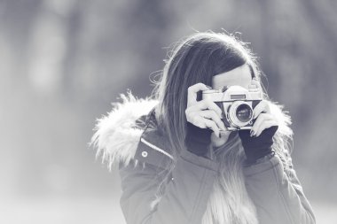 Fotoğraf çeken genç bir kadın.