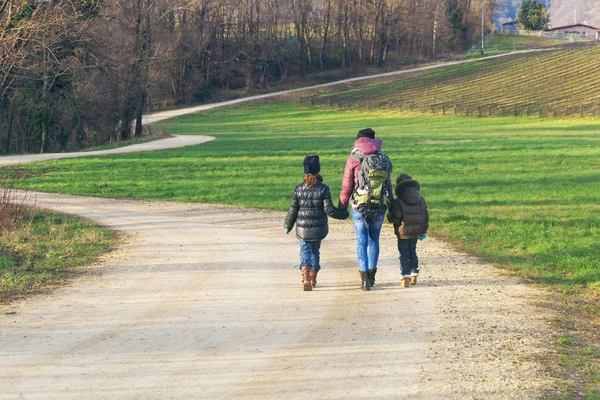 Familie auf Naturwanderung, Landschaft — Stockfoto