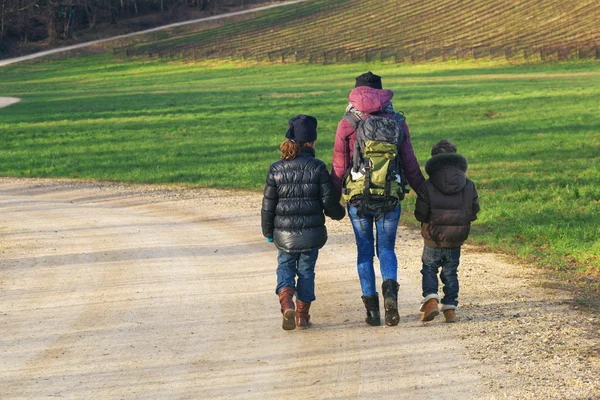 Familia en una caminata por la naturaleza, campo — Foto de Stock