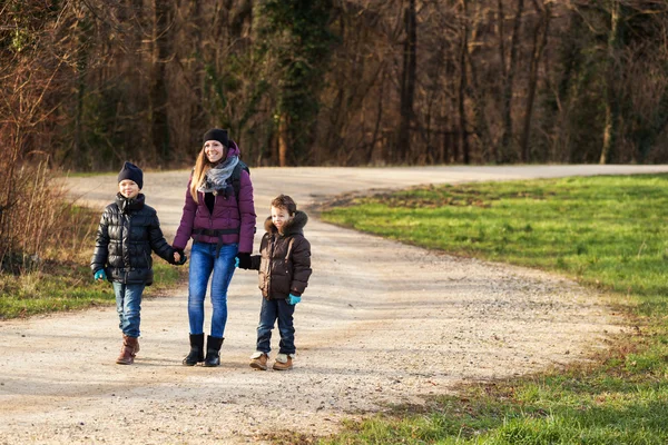 Familia en una caminata por la naturaleza, campo — Foto de Stock