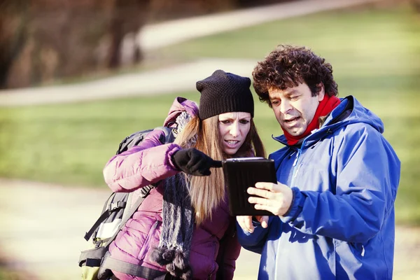 Couple looking for the right way to come back home — Stock Photo, Image