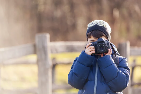 Мальчик играет с камерой — стоковое фото
