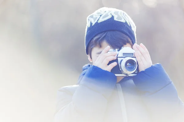 Chlapec hraje s kamerou — Stock fotografie