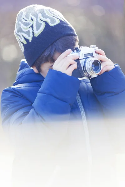 Chlapec hraje s kamerou — Stock fotografie