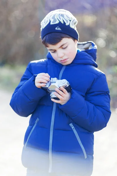 Jongen speelt met camera — Stockfoto