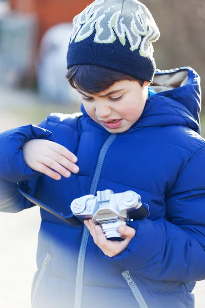 Jongen speelt met camera — Stockfoto