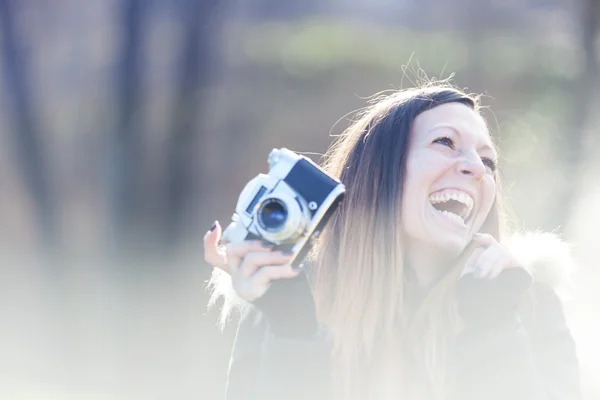 彼女のカメラを持つ女性 — ストック写真