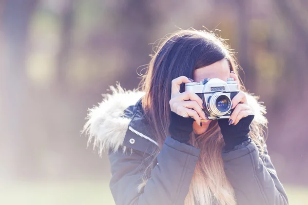 写真を撮る若い女性 — ストック写真