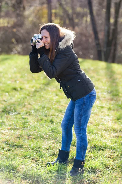 写真を撮る若い女性 — ストック写真