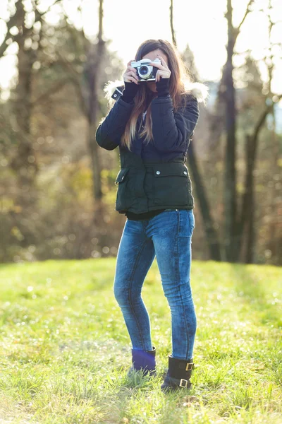 写真を撮る若い女性 — ストック写真