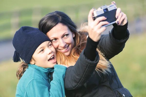 Mujer y niño disparando selfie — Foto de Stock