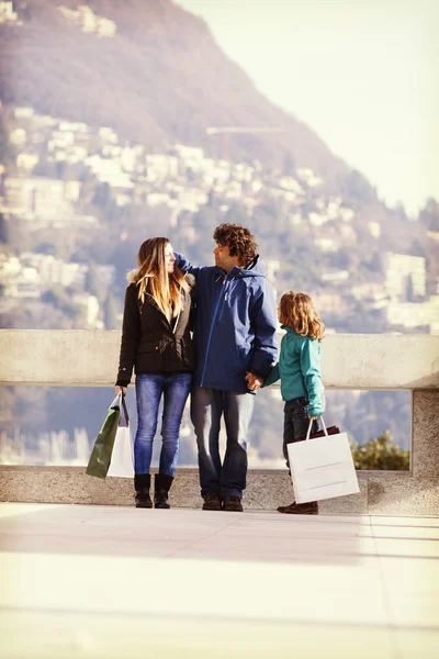 Estilo de vida: tiempo de compras con la familia — Foto de Stock