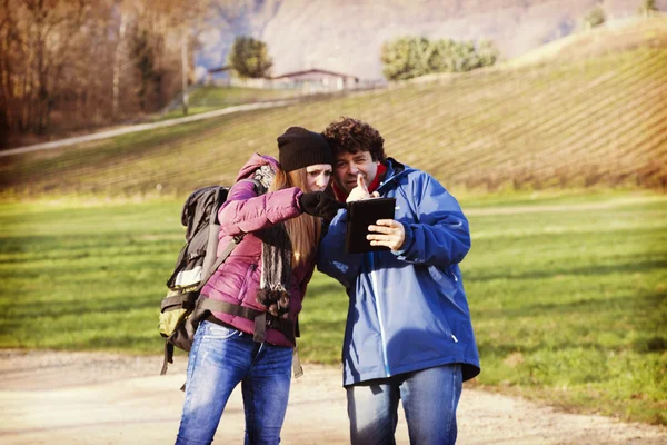 Couple looking for the right way to come back home — Stock Photo, Image