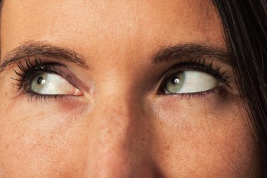 Genç kadın yüzüne yakın çekim