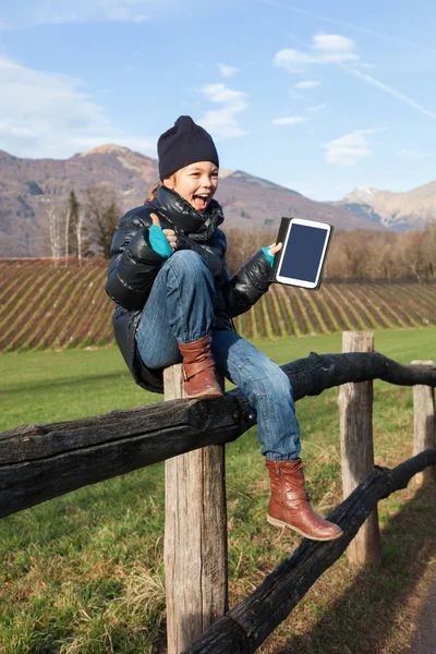 Ребенок играет со своим планшетом — стоковое фото