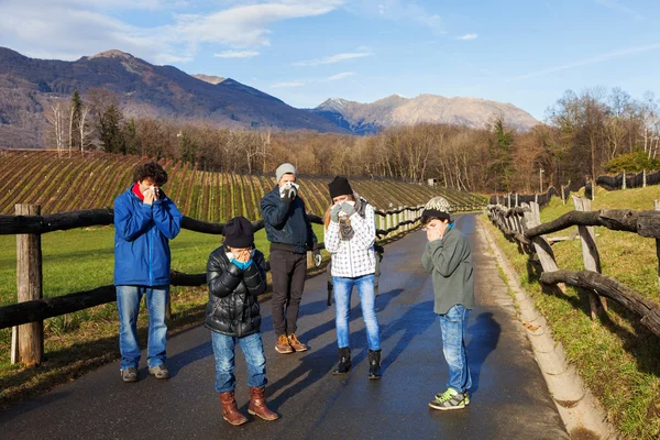 La gente se sopla la nariz en el camino del campo — Foto de Stock