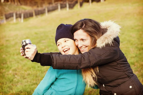 Mujer y niño disparando selfie — Foto de Stock