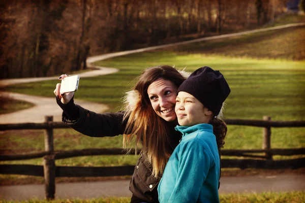 Donna e bambino scatto selfie — Foto Stock