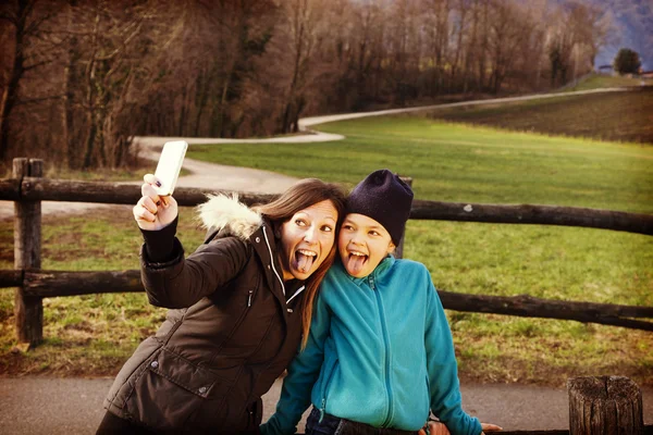 Žena a dítě střelba selfie — Stock fotografie