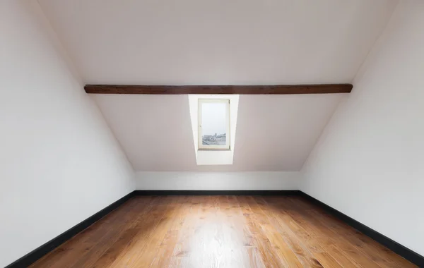 Leerer Raum eines Dachgeschosses — Stockfoto