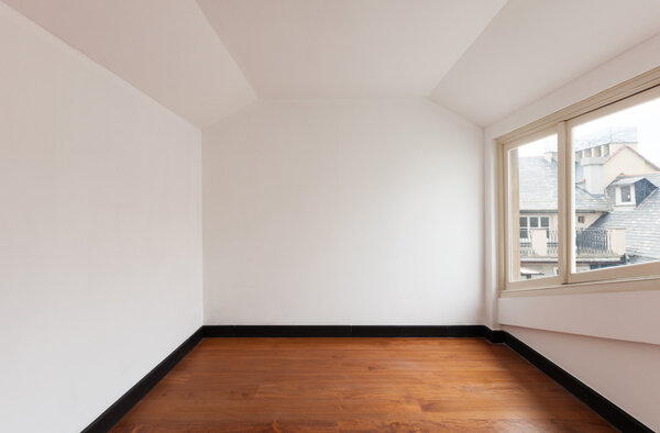 пустая комната мансарды
