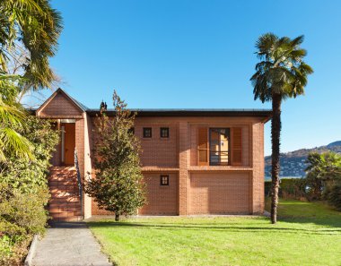 Tuğla ev görünümü bahçeden