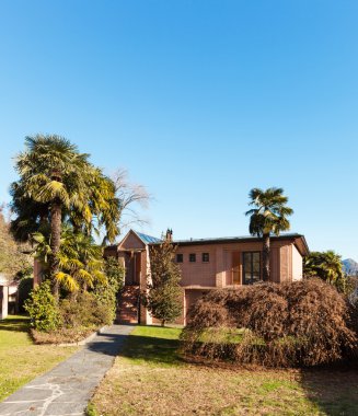 Tuğla ev görünümü bahçeden