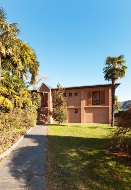 Tuğla ev görünümü bahçeden