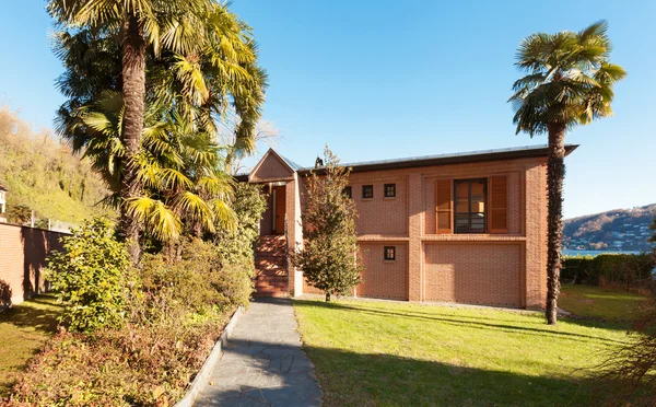 Bakstenen huis uitzicht vanuit de tuin — Stockfoto