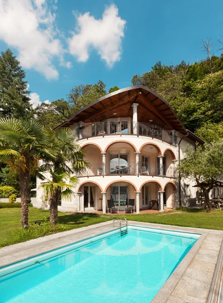 Huis en zwembad uitzicht — Stockfoto