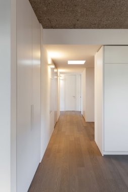 Ev, boş oda dolapları ile