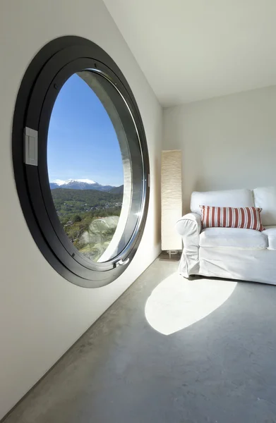 Detalhe sala de estar, janela circular — Fotografia de Stock