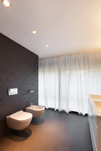 Дом, удобная ванная комната — стоковое фото