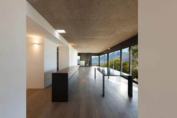 Interior, sala ampla com grandes janelas — Fotografia de Stock